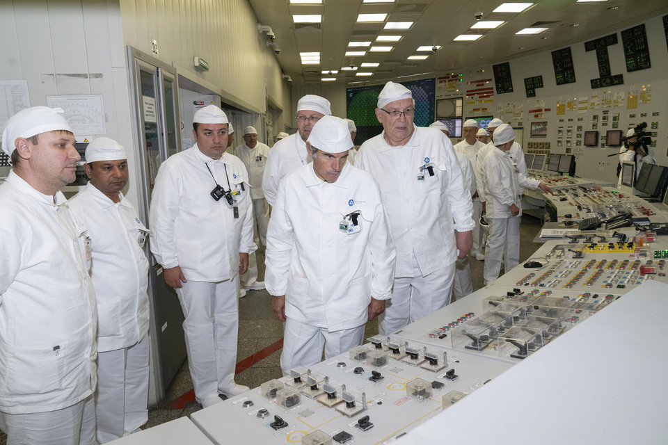 Rafael Grossi (centro) visitó la planta nuclear de Kurchatov, en la región de Kursk. (Fuente: EFE)