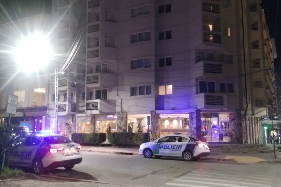 Bariloche: un adolescente que estaba de viaje de egresados cayó del sexto piso de un hotel thumbnail