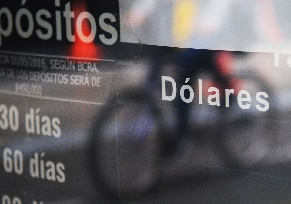 Dólar: el Gobierno oficializó la baja del Impuesto País para importadores thumbnail