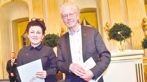 Tokarczuk y Handke, antes de asistir a la ceremonia en Estocolmo, que será este martes.. 