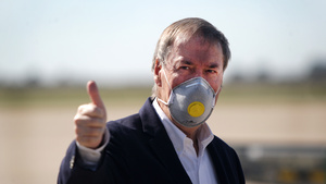 Mientras el gobernador guarda silencio, los contagios treparon a 600 este domingo. Alama por el Día de la Primavera. (Fuente: NA)