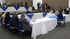 Pérez, Lasso y asesores negocian el recuento de votos en la CNE. (Fuente: AFP)