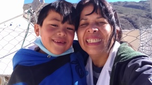 Amalia Agüero junto a uno de sus alumnos en El Tolar