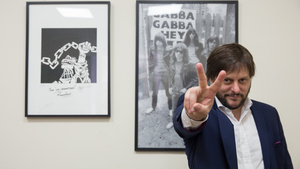 Santoro lleva el rock como paradigma, defiende la educación informal y no puede escapar de las redes sociales.