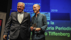 Ernesto Tiffenberg recibió el reconocimiento de las manos del rector de la UBA, Alberto Barbieri.