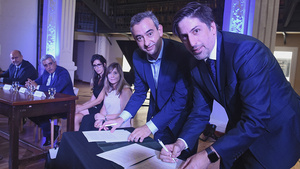 Trotta y Javkin al momento de firmar el acuerdo, que también suscribió Bartolacci. (Fuente: Sebastián Granata)