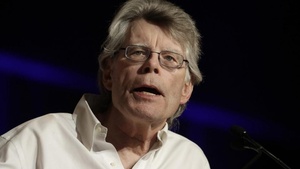 En declaraciones a medios y en su cuenta de Twitter, el autor viene criticando fuertemente a Donald Trump.