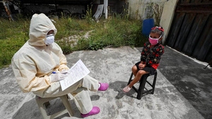 Un médico del Gobierno Provincial de Pichicncha registra información para detectar contagios por coronavirus ese lunes, en Quito (Ecuador).