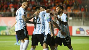 Lautaro grita el segundo con Di María, autor del primero  de Argentina ante Chile