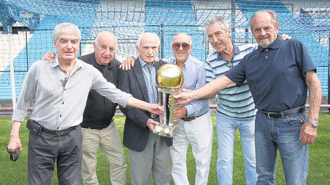 Cárdenas, Maschio, Pizzuti, Rulli, Díaz y Parenti muestran con orgullo la Copa Intercontinental.
