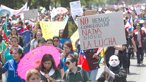 Miles de chilenos marchan por una educación sin lucro