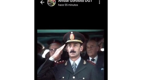Gorosito con la foto del genocida.