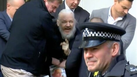 Assange, el día que fue detenido en la embajada de Ecuador en Londres.