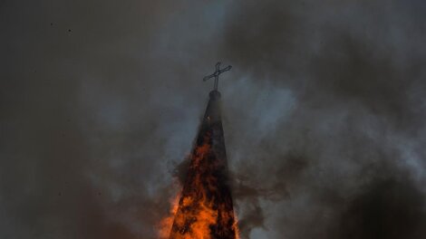 La cúpula de la pequeña iglesia de la Asunción en llamas.