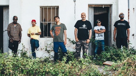 Asian Dub Foundation y Stewart Lee escalaron los charts con una canción anti-Brexit. 