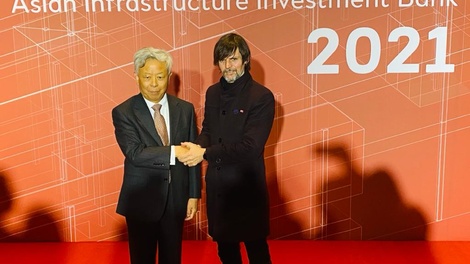 El funcionario argentino Sabino Vaca Narvaja con un representante del Banco Asiático de Inversión.