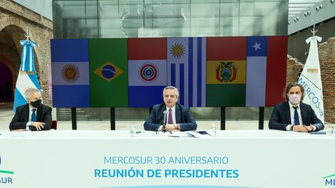 El Presidente encabezó la reunión desde el Museo del Bicentenario, junto a Solá y Cafiero. 