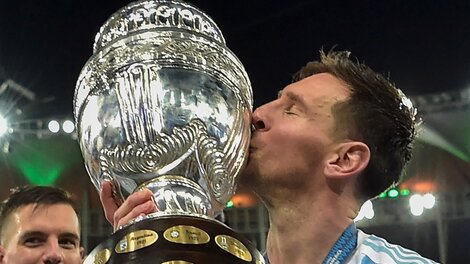 El Maracaná entregó la postal soñada: Messi campeón, besando la Copa.