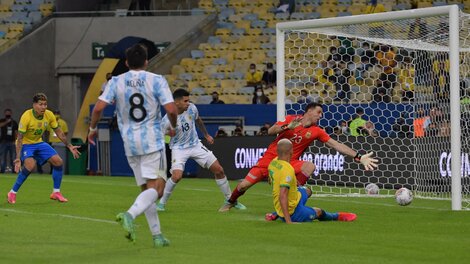 Emiliano "Dibu" Martínez tuvo una atajada fenomenal en el partido Argentina-Brasil.