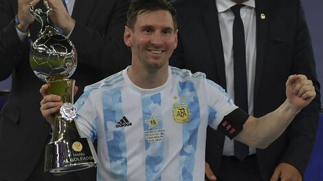 La felicidad de Lionel Messi, premiado como el mejor y el goleador del torneo