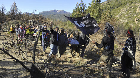 El cuerpo de Elías Garay fue retirado ayer a pulso por su madre y su hermano tras una tradicional ceremonia mapuche.