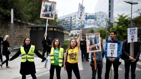 Los "descolgadores", jóvenes ecologistas contra Macron
