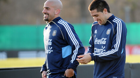 Verón y Riquelme, disfrutando juntos de su etapa en la Selección Argentina.