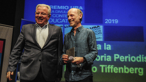Ernesto Tiffenberg recibió el reconocimiento de las manos del rector de la UBA, Alberto Barbieri.