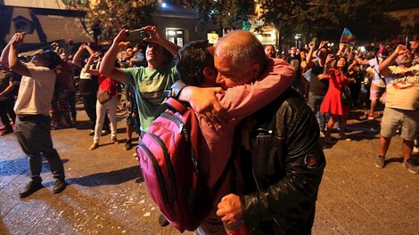 Un abrazo para festejar el fin de 2019 en Plaza Italia.