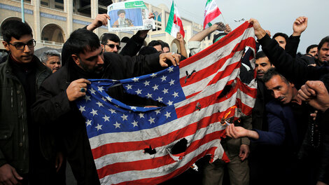 Queman una bandera de EE.UU. durante una protesta en Teherán.