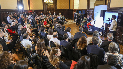 Elizabeth Gómez Alcorta, Alberto Fernández y Dora Barrancos en el Centro Cultural Néstor Kirchner.  