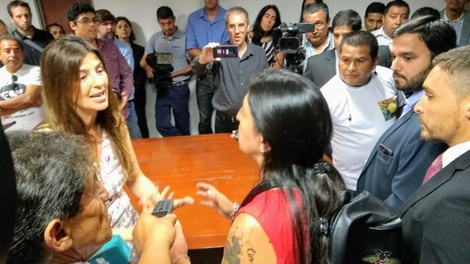 Bettina Romero discute con una manifestante