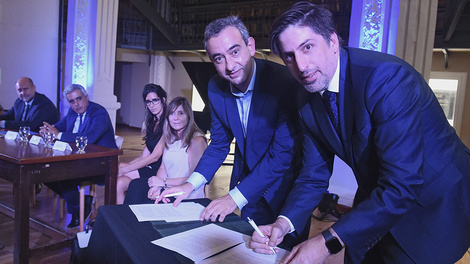 Trotta y Javkin al momento de firmar el acuerdo, que también suscribió Bartolacci. (Fuente: Sebastián Granata)