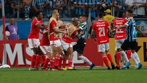 El último duelo de Libertadores entre ambos terminó con inicidentes dentro del campo de juego.