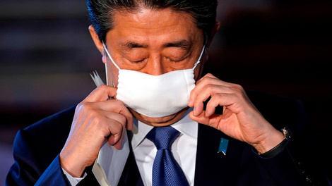 El primer ministro de Japón, Shinzo Abe, al anunciar que se implementará el estado de alerta sanitaria.