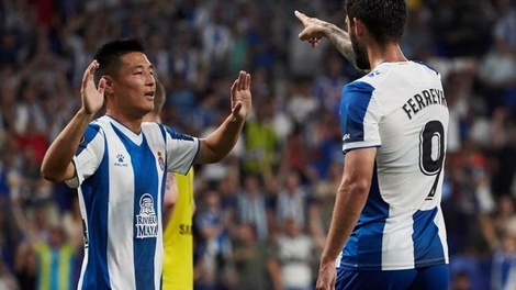 Ferreyra celebra con Wu Lei. El chino sería uno de los que dio positivo por Covid-19.