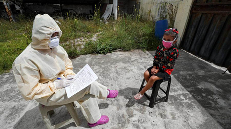 Un médico del Gobierno Provincial de Pichicncha registra información para detectar contagios por coronavirus ese lunes, en Quito (Ecuador).