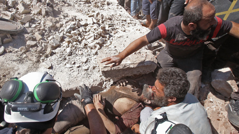 Rescatistas remueven a un herido de los escombros después de un bombardeo en Kafar roma, estado de Idlib.