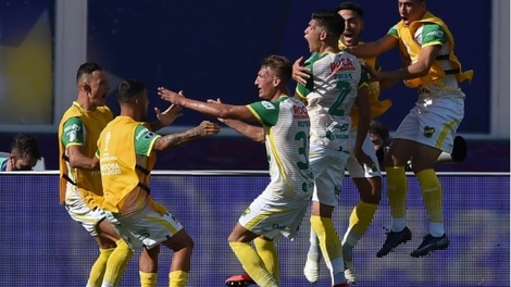 Todo Defensa celebra el gol de Frías.