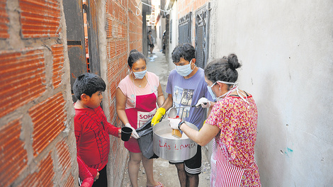 Los vecinos de la villa 21-24, de Barracas, haciendo la cuarentena en los balcones de su casa.