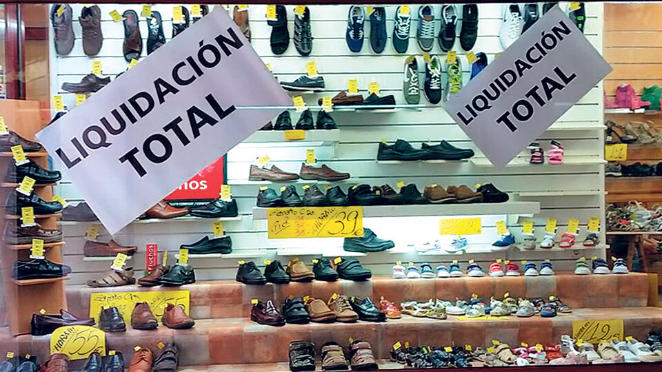“El consumo continúa deprimido y no consigue recuperar una tendencia positiva”, dice el informe.