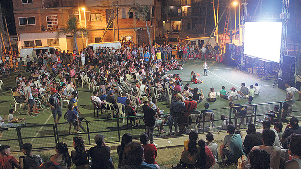 La película se presentó en la canchita de la villa, con los vecinos armando una fiesta.