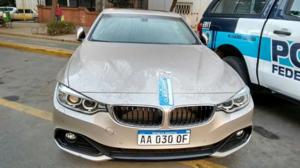 Un BMW con nombre y apellido y con el baúl vacío 