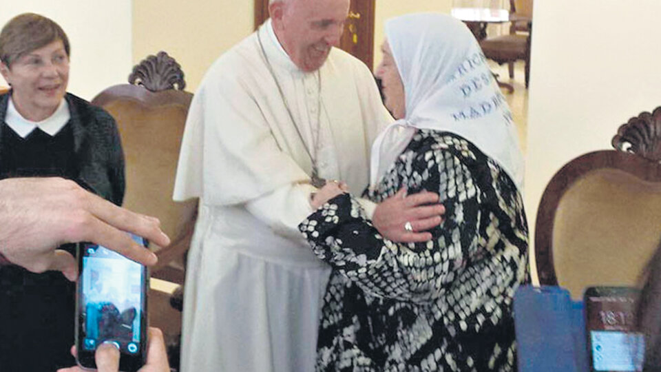 Francisco con Hebe de Bonafini, hace dos años, en Roma.