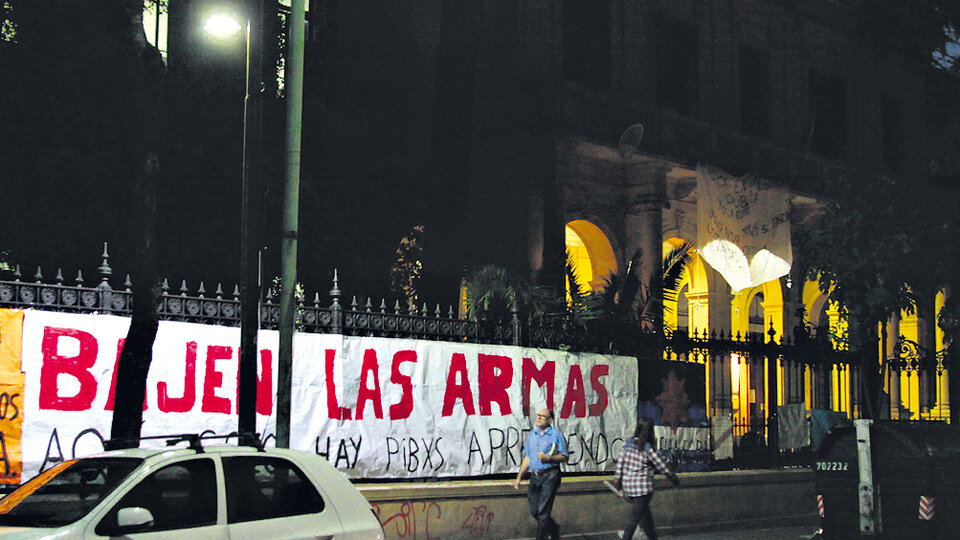 Resultado de imagen para policia en puerta de escuela ciudad de buenos aires