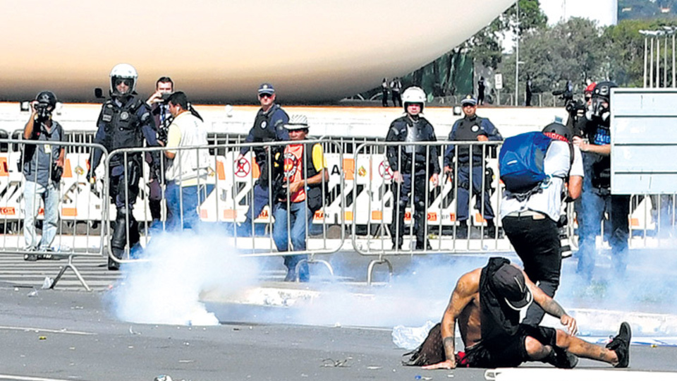 Un manifestante cae herido en un choque con policías durante la protesta en contra del gobierno de Temer.