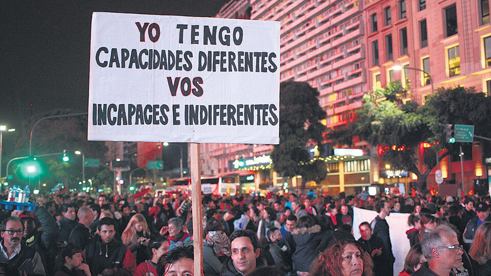 Foto: Leandro Teysseire En carteles caseros y espontáneos, las víctimas de la medida desnudaron la indiferencia y discriminación del Gobierno.