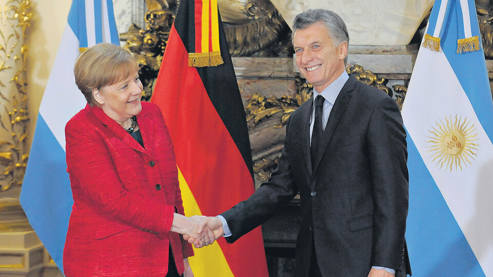 Angela Merkel y Mauricio Macri durante el saludo de rigor tras su encuentro en la Casa Rosada.