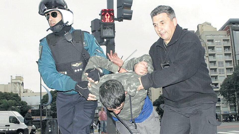 Rodríguez Larreta defendió a los policías que cargaron brutalmente contra los manifestantes.