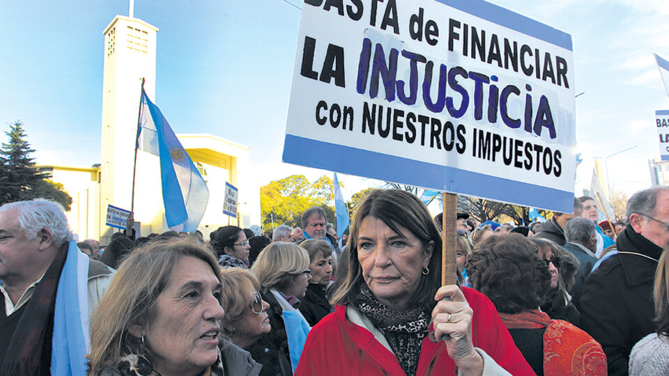 Sin cacerolas, los “autoconvocados” ocuparon un tramo de la avenida Antártida Argentina, en Retiro.